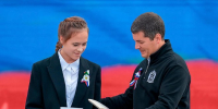 В День флага Дмитрий Артюхов вручил паспорта салехардским школьникам - ТРК Надым